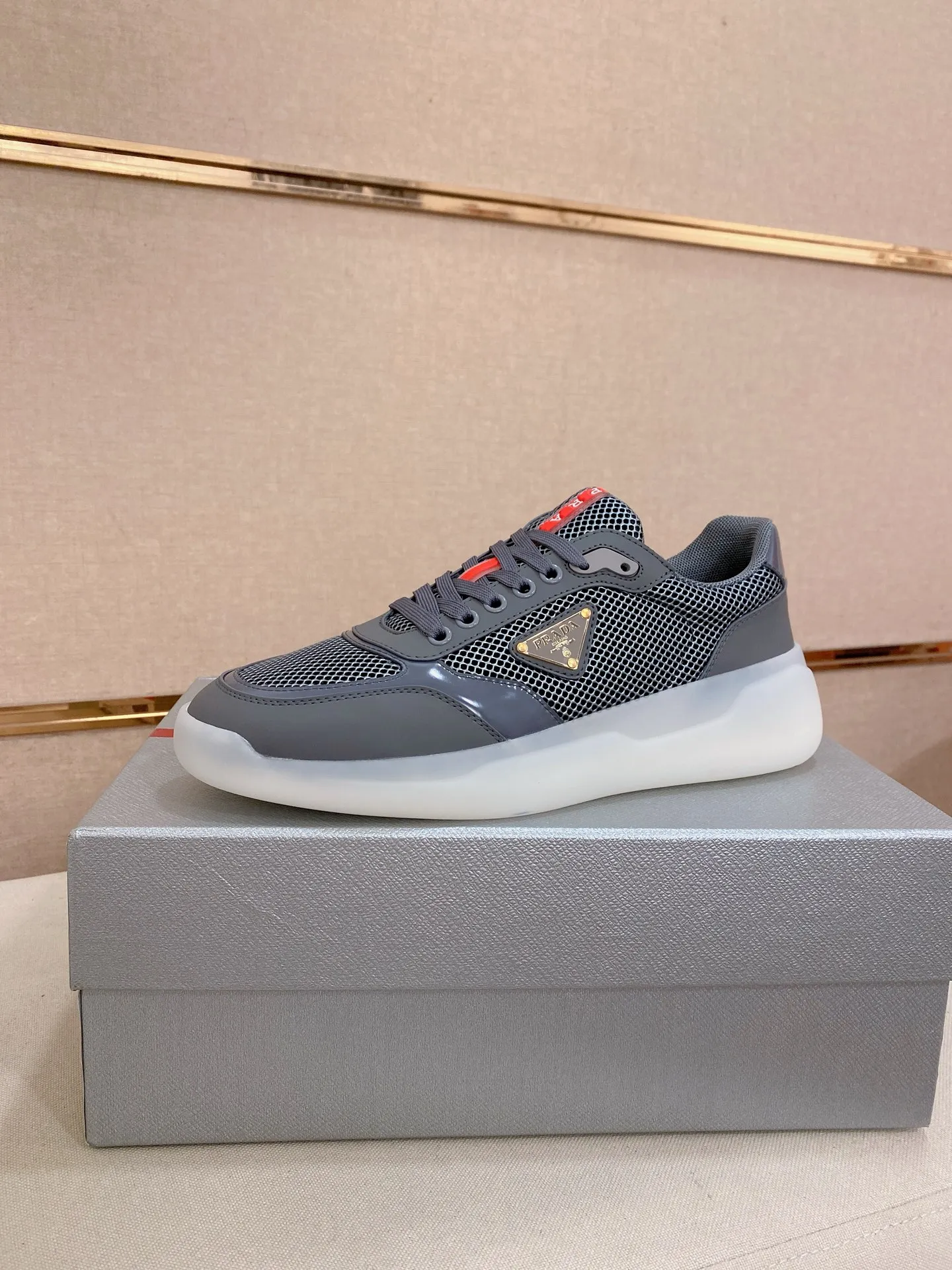 Men's shoes 💰 620💰 ✔️✔️✔️Higher version High-quality new PRADA (Prada) counters are launched simultaneously. The new men's shoes and 😘fabric are made of high-tech glue-making technology. Lining: Full cowhide lining. 👍🏿 High-end ☄️ Air-cushion molded anti-slip foam outsole, exquisite lines, simple and elegant, comfortable and high-end for leisure travel. Code number: 38 to 44 (45 can be customized and cannot be returned or exchanged)